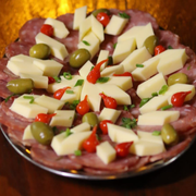 Saladas: Salaminho - Grande (Ingredientes: Azeitonas, Mussarela)