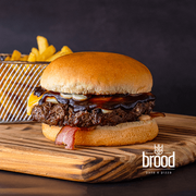burger brood: Brood Barbecue - Hambúrguer (Ingredientes: Pão Tipo Brioche, Molho Brood, Bacon, Hambúrguer Bovino, Muçarela, Cheddar Cremoso, Molho Barbecue, Maionese Verde, * Acompanha Porção de Batatas Fritas!)