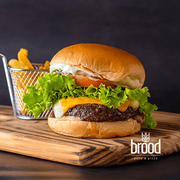 burger brood: Brood Salade - Hambúrguer (Ingredientes: Pão Tipo Brioche, Molho Brood, Bacon, Alface, Hambúrguer Bovino, Queijo Muçarela, Cheddar Cremoso, Tomate, Picles de Pepino, Cebola Crua, Maionese Verde, * Acompanha Porção de Batatas Fritas!)