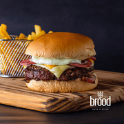 burger brood: Brood Worst - Hambúrguer (Ingredientes: Pão Tipo Brioche, Molho Brood, Bacon, Hambúrguer Bovino, Queijo Muçarela, Calabresa, Maionese Verde, * Acompanha Porção de Batatas Fritas!)