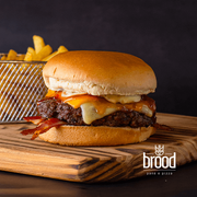 burger brood: Brood Chilli - Hambúrguer (Ingredientes: Pão Tipo Brioche, Molho Brood, Bacon, Hambúrguer Bovino, Queijo Muçarela, Cheddar Cremoso, Geleia de Pimenta, Cebola Caramelizada, Maionese Verde)