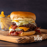 burger brood: Brood Dubbele - Hambúrguer (Ingredientes: Pão Tipo Brioche, Molho Brood, Bacon, 2 Hambúrgueres bovinos, Muçarela, Cheddar Cremoso, Maionese Verde, * Acompanha Porção de Batatas Fritas!)