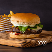 burger brood: Brood Amsterdam - Hambúrguer (Ingredientes: Pão Tipo Brioche, Molho Brood, Bacon, Rúcula, Hambúrguer Bovino, Queijo Muçarela, Cheddar Cremoso, Cebola Caramelizada, Maionese Verde, * Acompanha Porção de Batatas Fritas!)
