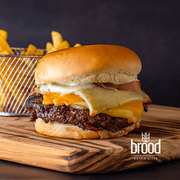 burger brood: Brood 5 Queijos - Hambúrguer (Ingredientes: Pão Tipo Brioche, Molho Brood, Bacon, Hambúrguer Bovino, Muçarela, Creme de Cheddar, Blue Cheese, American Cheese, Queijo Tipo Provolone, Cheddar Cremoso, Tomate, Maionese Verde, * Acompanha Porção de Batatas Fritas!, *Acompanha porção de Maionese!)
