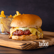 burger brood: Brood Toscano - Hambúrguer (Ingredientes: Pão Tipo Brioche, Molho Brood, Hambúrguer Toscano, Queijo Colonial, Bacon, Maionese Verde, Cebola Chapeada)