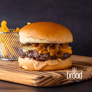 burger brood: Brood Speciaal - Hambúrguer (Ingredientes: Pão Tipo Brioche, Molho Brood, Bacon, Hambúrguer Bovino, Queijo Muçarela, Cheddar Cremoso, Cebola Chapeada, Maionese Verde, * Acompanha Porção de Batatas Fritas!)