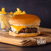 burger brood clássicos: Brood Cheeseburger - Hambúrguer (Ingredientes: Pão Tipo Brioche, Hambúrguer Bovino, Molho Brood, Muçarela, Maionese Verde, * Acompanha Porção de Batatas Fritas!)