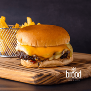 burger brood: Brood 4 Queijos - Hambúrguer (Ingredientes: Pão Tipo Brioche, Molho Brood, Bacon, Hambúrguer Bovino, Queijo Tipo Provolone, Queijo Muçarela, Queijo Prato, Cheddar Cremoso, Maionese Verde, * Acompanha Porção de Batatas Fritas!)