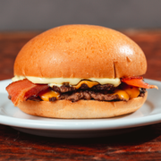 Burgers: Duo Smash - Burger (Ingredientes: 2x Burger 80g (Smash), Bacon, Maiô Up, Pão Brioche, Queijo Cheddar (Fatiado))