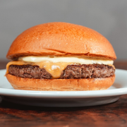 Burgers: Basicão - Burger (Ingredientes: Burger 160g, Maiô Up, Pão Brioche, Queijo American Cheese Prato)
