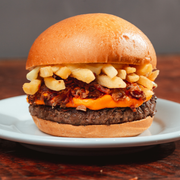 Burgers: Malvadão - Burger (Ingredientes: Pão Brioche, Burger 160g, Bacon em Cubos, Batata Frita, Maiô Up, Cheddar Cremoso)