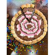 Especiais: TRAKINAS (Borda Chocolate) - Pizza Broto (Ingredientes: Bolacha Trakinas, BORDA DE CHOCOLATE, Chocolate ao Leite, Chocolate Branco, Creme de morango, INFORMAR O SABOR NA OBSERVAÇÃO DO PEDIDO, CASO NÃO SEJA INFORMADO SERÁ ENVIADO SOMENTE CHOCOLATE., Ocliente se responsabiliza pelo o envio do produto e tem ciência de que pode ocorrer do produto pegar vapor e escorrerpela embalagem ou derreter.)