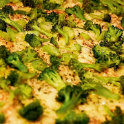Presidenciais: 63-Brócolis - Pizza Grande Quadrada (16 Fatias) (Ingredientes: Molho de Tomate, Mussarela, Brócolis, Tomate Cereja, Champignon, Orégano)