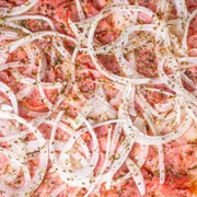 Tradicionais: 03-Calabresa c/Tomate - Pizza Grande Quadrada (16 Fatias) (Ingredientes: Molho de Tomate, Mussarela, Calabresa, Tomate, Orégano)