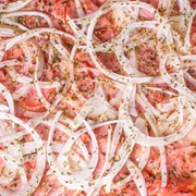 Tradicionais: 04-Calabresa Acebolada - Pizza Grande Quadrada (16 Fatias) (Ingredientes: Molho de Tomate, Mussarela, Calabresa, Orégano, Cebola)