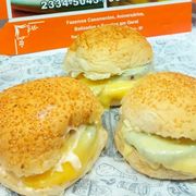 Lanche: X-Burguer - Lanche (Ingredientes: Hamburguer, Maionese, Mussarela, Pão)