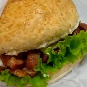 Lanche: X-Bacon - Lanche (Ingredientes: Alface, Bacon, Hamburguer, Maionese, Mussarela, Pão, Tomate)