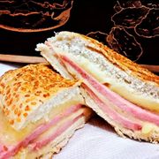 Lanche: Misto Quente - Lanche (Ingredientes: Maionese, Mussarela, Pão, Presunto)