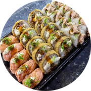 Combinados: Combinado Justino - Combo (Ingredientes: 25 peças -5 Niguiri Maçaricado, 10 Hot Rolls e 10 Uramakis Grelhados, Cebolinha, Cream Cheese, Gergelim, Tarê)