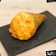 SALMÃO GRELHADO , ARROZ , CREAM CHEESE, CEBOLINHA: MINI TEMAKI HOT - TEMAKI SALMÃO EMPANADO E FRITO