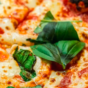 Tradicionais: 02-Napolitana - Pizza Grande Quadrada (16 Fatias) (Ingredientes: Molho de Tomate, Mussarela, Apresuntado, Tomate, Pimentão, Orégano)