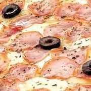 Especiais: 35-Peito de Peru - Pizza Grande Quadrada (16 Fatias) (Ingredientes: Molho de Tomate, Mussarela, Peito de Peru, Catupiry, Orégano, Cebola)