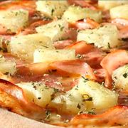 Presidenciais: 73-Havaiana - Pizza Grande Quadrada (16 Fatias) (Ingredientes: Molho de Tomate, Molho, Mussarela, Lombo, Molho Branco, Abacaxi, Cream Cheese, Orégano)