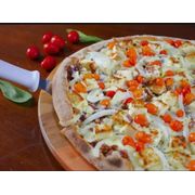 Especiais 3: 90.Baião de Dois - Pizza Grande (Ingredientes: Molho da Casa, Carne Seca Reforçada na Manteiga, Mussarela, Cebola, Queijo Coalho, Pimenta Biquinho, Azeitona)