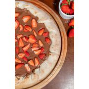 Doces: 112.Chocolate ao Leite Com Morango - Pizza Grande (Ingredientes: Chocolate ao Leite, Morango)