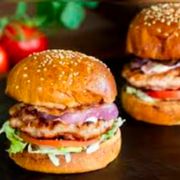 Sanduíches Artesanais: 112-Frango Burguer Bacon - Sanduíche (Ingredientes: Filé de Frango, Bacon, Mussarela, Alface, Tomate, Molho Especial da Casa)
