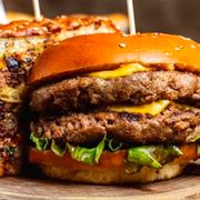 Sanduíches Artesanais: 117-Picanha Duplo Burguer - Sanduíche (Ingredientes: 2 Hambúrgueres de Picanha, Provolone, Alface, Tomate, Cebola, Molho Especial da Casa)