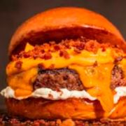 Sanduíches Artesanais: 118-Supremo Burguer - Sanduíche (Ingredientes: Hambúrguer de Fraldinha, Filé de Frango, Bacon, Cheddar, Cebola, Alface, Tomate, Molho Especial da Casa)