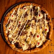 Especiais: Costela - Pizza Grande (Ingredientes: Azeitona, Catupiry, Cebola, Costela Bovina, Molho de Tomate, Mussarela, Orégano, Pimenta Biquinho)