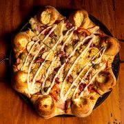 Salgadas: 25-Boliviana - Pizza Grande (Ingredientes: Azeitonas, Bacon, Cebola, Creme de Leite, Lombinho, Molho de Tomate, Mussarela, Orégano, Ovos, Tomate)
