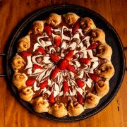 Doces: Mista C/ Morangos - Pizza Grande (Ingredientes: Chocolate Branco, Creme de Leite, Misto de Chocolate ao Leite, Morango)