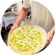 Doces: Choco Branco Uva - Pizza Grande (Ingredientes: Chocolate Branco, Uva Verde)