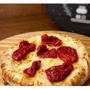 Esfihas Salgadas: Esfiha Tomate Seco - Saborosa esfiha contendo queijo mussarela e tomate seco.