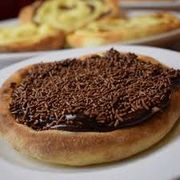 Esfihas Doces: Esfiha doce de Brigadeiro - Deliciosa esfiha doce contendo chocolate ao leite e granulado.