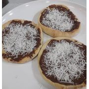 Esfihas Doces: Esfiha doce Prestigio - Deliciosa esfiha doce contendo chocolate ao leite e coco ralado.