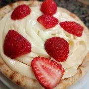 Esfihas Doces: Esfiha doce de Ninho com Morango - Deliciosa esfiha doce contendo creme de leite ninho com morango.
