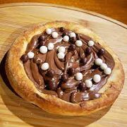 Esfihas Doces: Esfiha doce de Chocobol - Deliciosa esfiha doce contendo chocolate ao leite e chocobol.