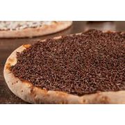 Pizzas doces: Pizza Doce de Brigadeiro - Pizza doce contendo um delicioso recheio de chocolate ao leite e granulado