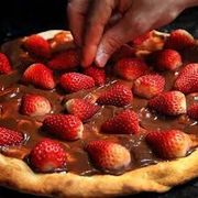 Pizzas doces: Pizza doce de Morango & Chocolate - Pizza doce contendo um delicioso recheio de Chocolate ao leite e Morango