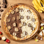 Doces: Sonho de Ouro - Pizza Grande (Ingredientes: Amendoim, BOMBOM Ouro Branco 4und, Chocolate Branco, Chocolate Derretido ao leite, Chocolate Preto, Sonho de Valsa)