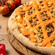 Tradicionais: Franbacon - Pizza Grande (Ingredientes: Azeitona, Bacon, Cheddar, Frango, Molho, Mussarela, Orégano)