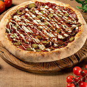 Premium: Calabresa Americana - Pizza Grande (Ingredientes: Alho Crocante, Calabresa, Finalizada com orégano, Massa artesanal, Molho, Molho Barbecue, Molho de Bacon, Muçarela, Picles Artesanal PEPINO)