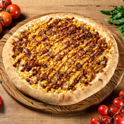 Tradicionais: Milho Americana - Pizza Grande (Ingredientes: Azeitona, Bacon, Massa artesanal, Milho Verde, Molho, Molho Barbecue, Muçarela)