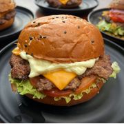 Smash: Smash Salada - Smash (Ingredientes: Pão brioche, Hamburguer esmagado 70g, Queijo Cheddar, Alface, Tomate, Maionese da Casa)