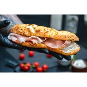 LANCHES - PANUOZZO: Panuozzo - Mortadela - Pão de 160g de nossa massa de longa fermentação, creme especial da casa de queijo, muçarela de búfala fresca, mortadela italiana e pesto de manjericão.