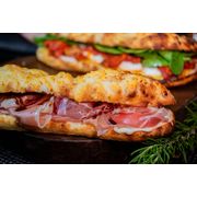 LANCHES - PANUOZZO: Panuozzo - Parma - Pão de 160g de nossa massa de longa fermentação, creme de alho da casa, muçarela de búfala fresca, parma e crema balsâmico trufado.